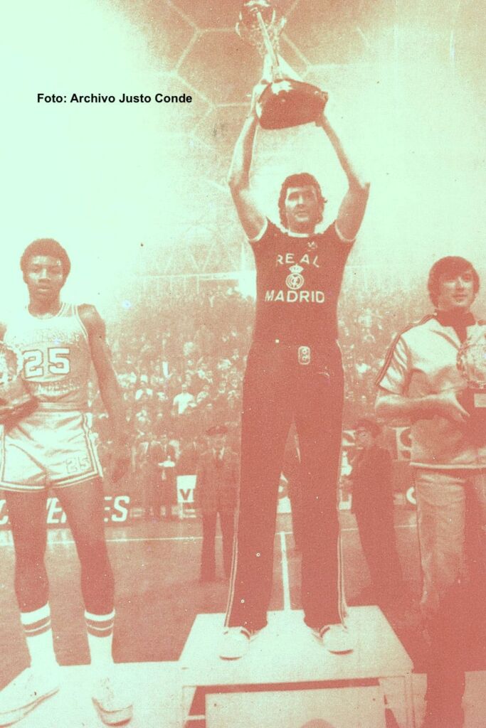 Vicente Paniagua levantando el trofeo de campeón del Torneo de Navidad 1976.